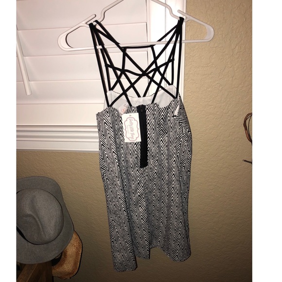 Black and White Pattern Dress - Picture 2 of 4